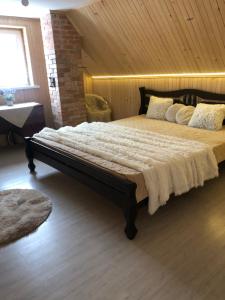 - une chambre avec un grand lit dans l'établissement Будинок з лазнею, à Mijgiria