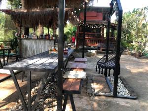 una mesa de madera y sillas frente a un restaurante en ที่พักฮิมฝายบึงกาฬ 