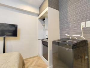 cocina con fregadero en una habitación en G23新宿最中心 東新宿站5分-Shinjuku center 5 mins to Station, Max 3P 新宿 涉谷 表参道 池袋 上野 代代木 银座 原宿, en Tokio 22 fotos más