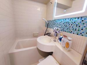 Un baño con lavabo, bañera e inodoro. en G23新宿最中心 東新宿站5分-Shinjuku center 5 mins to Station, Max 3P 新宿 涉谷 表参道 池袋 上野 代代木 银座 原宿, en Tokio