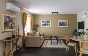 - un salon avec un canapé et une table dans l'établissement Casa Amalia, à Višnjan