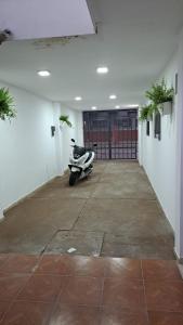 Un scooter estacionado en una habitación con garaje. en centrico pb "A", en Resistencia 4 fotos más