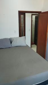 1 dormitorio con cama y puerta con espejo en Village Shalom Casa 6 - Porto de Sauipe, en Porto de Sauipe
