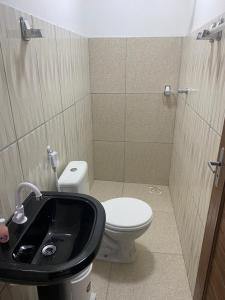 łazienka z toaletą i umywalką w obiekcie Pousada manu w mieście Trairi