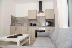 Luxury two bedroom apartment tesisinde mutfak veya mini mutfak