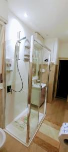 una doccia con porta in vetro in bagno di INTERO APPARTAMENTO catania policlinico a Gravina di Catania