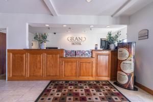 Grand Hotel في Spring City: مطعم مع علامة فندق كبير على الحائط