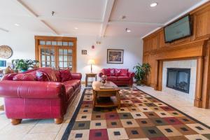 uma sala de estar com dois sofás vermelhos e uma lareira em Grand Hotel em Spring City