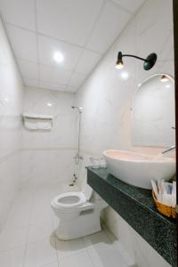 Koupelna v ubytování Lotus Rock Hotel Đà Nẵng + 27 fotografií