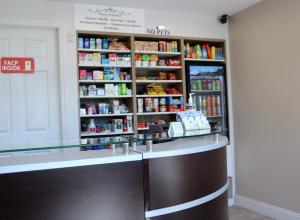 una tienda con mostrador y estanterías de productos en Hotel Monte Carlo, en Kissimmee