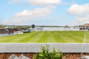 uma vista para um estádio de futebol com um campo em 45 The Square Holiday Apartments em Scarborough