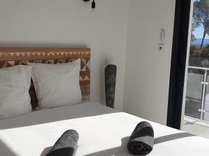 um quarto com uma cama com meias pretas em Architectural villa with swimming pool em Lorgues