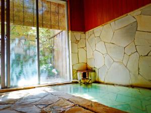 鳥取市にある観水庭 こぜにやの大きな窓のあるスイミングプール付きの客室です。