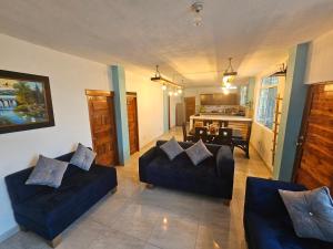 uma sala de estar com dois sofás e uma cozinha em Lovely Inn em San Cristóbal