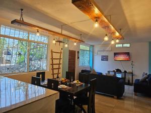 Lovely Inn في سان كريستوبال: مطبخ وغرفة معيشة مع طاولة وكراسي