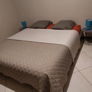 A bed or beds in a room at À 15’ de Poe Belle Villa