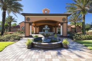 duża fontanna przed domem w obiekcie Family Pool Home, Gated Resort, near Disney & golf -209 w Orlando