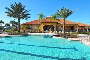 basen przed budynkiem z palmami w obiekcie Family Pool Home, Gated Resort, near Disney & golf -209 w Orlando