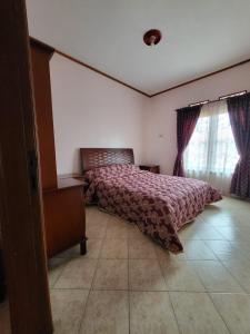 Tempat tidur dalam kamar di Villa Bukit Cipendawa Cipanas