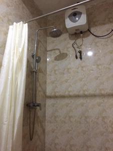 y baño con ducha con cabezal de ducha. en 1 bedroom apartment en Ibadán