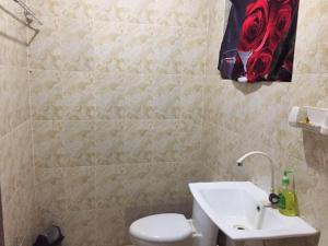 uma casa de banho com um WC branco e um lavatório. em 1 bedroom apartment em Ibadan