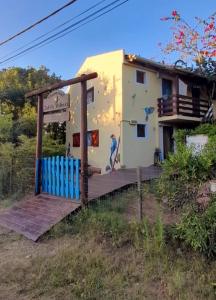 a small house with a wooden ramp in front of it at Complejo Sol de Valizas in Barra de Valizas
