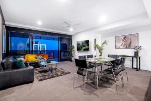 sala de estar con mesa y sofá en High Floor Ocean Views - Circle on Cavill - Wow Stay en Gold Coast