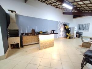 a large room with a kitchen and a stove at Casa e Lazer em Colina de Laranjeiras in Serra
