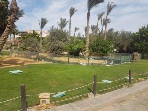 شاليه لاجونا باي السخنه Chalet at laguna bay Sokhna外面的花园