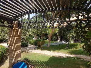 شاليه لاجونا باي السخنه Chalet at laguna bay Sokhna外面的花园