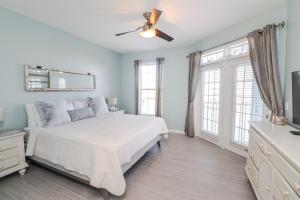 Postel nebo postele na pokoji v ubytování Seaside at Anastasia E305 + 52 fotografií