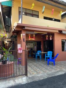 un restaurante con sillas y una mesa frente a un edificio en P & H Residence NorthGate, en Chiang Mai