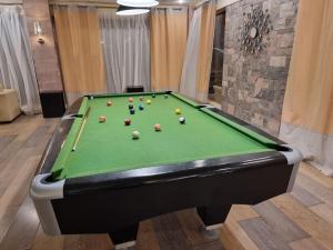 شاليه لاجونا باي السخنه Chalet at laguna bay Sokhna内的一张台球桌