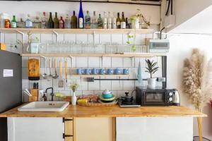 una cocina con encimera y microondas en Dominol House l 5 min to Nimman l MAYA l Old Town l 附近的房子, en Chiang Mai