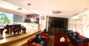a living room with a flat screen tv and a table at Motel Mỹ Vân in Cái Răng