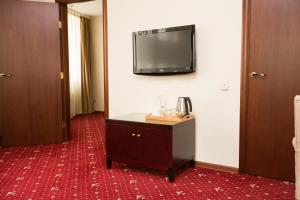 Televiisor ja/või meelelahutuskeskus majutusasutuses Jumbo Hotel