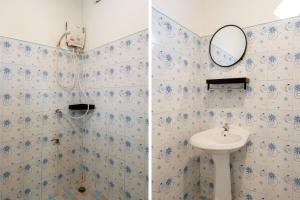 La salle de bains est pourvue d'un lavabo et d'un miroir. dans l'établissement Lanta School Beach Resort, à Phra Ae beach