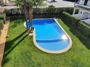 una vista aérea de una piscina con palmeras en Apartamento Llançà, 2 dormitorios, 5 personas - ES-170-41, en Llançà