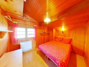 - une chambre avec un lit dans une pièce en bois dans l'établissement Appartement Les Saisies, 2 pièces, 4 personnes - FR-1-594-322, à Hauteluce