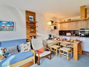 ヴァル・ディゼールにあるAppartement Val-d'Isère, 2 pièces, 5 personnes - FR-1-411-916のキッチン(ソファ、テーブル付)