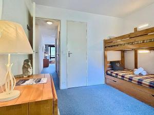 ヴァル・ディゼールにあるAppartement Val-d'Isère, 2 pièces, 5 personnes - FR-1-411-916のベッドルーム1室(二段ベッド1組、デスク、テーブル付)