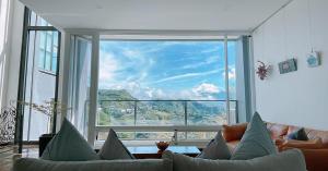 un soggiorno con una grande finestra con vista di SunSweet House a Fanlu