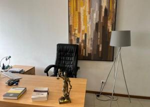 瓜亞基爾的住宿－Alquiler Oficina cooperativa，办公室,带台灯和椅子的桌子