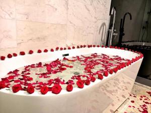 eine Badewanne mit roten Rosen im Bad in der Unterkunft The Platinum Suites KLCC in Kuala Lumpur