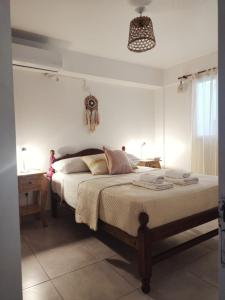 a bedroom with a large bed and a desk at Ukiyo Apart in San Salvador de Jujuy