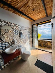 uma casa de banho com 2 lavatórios e uma cabina de duche em vidro. em Arrayán Glamping em San Gil