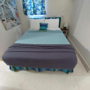 ein großes Bett in einem kleinen Zimmer in der Unterkunft Casa Catalina in San Pedro
