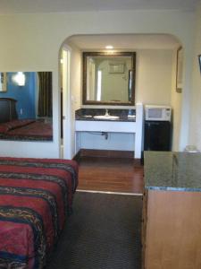 een hotelkamer met een badkamer met een wastafel bij Sunshine Motel in San Bernardino