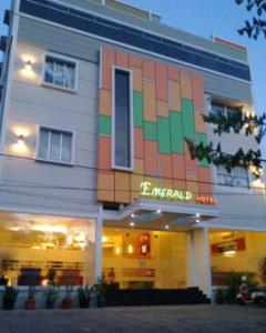 una fachada de una tienda con un edificio colorido en Emerald Hotel en Ternate