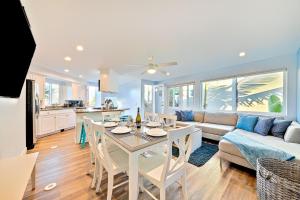kuchnia i salon ze stołem i kanapą w obiekcie Stunning South Mission Home with Private Rooftop & Ocean Views! w mieście San Diego